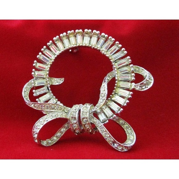 Georgeous Rhinestone Wreath With a Flowing Bow Brooche (Vintage)